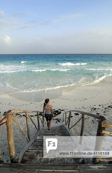 Frau auf Steg blickt zum Sandstrand  Cayo Largo  Kuba