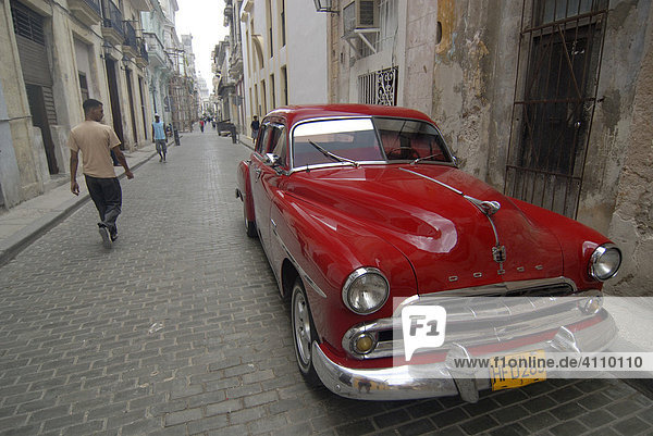 Alter amerikanischer Schlitten in der Altstadt Oldtimer  Havanna  Kuba