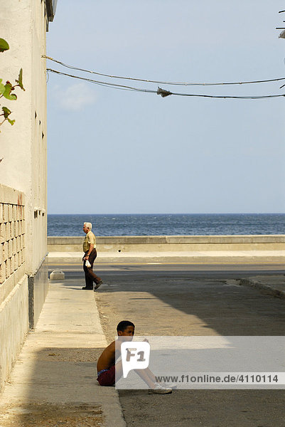 Seitenstraße am Malecon  Junge sitzt wartet  Havanna  Kuba