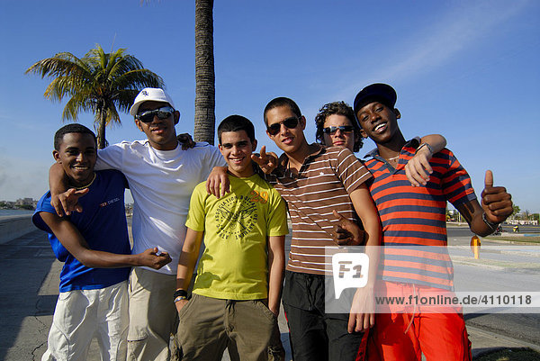 Jugend am Malecon lachen  Lebensgefühl in Cienfuegos  Kuba