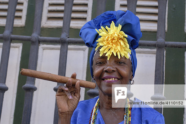 Frau traditionell gekleidet  mit Zigarre  Havanna  Kuba