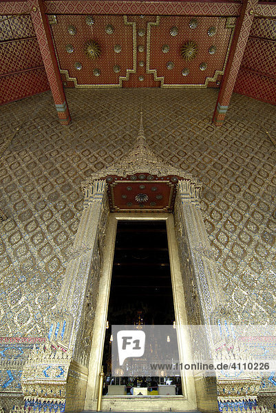 Verzierter Eingang zu einem Tempel  Wat Phra Keo  Königspalast Bangkok  Thailand  Südostasien