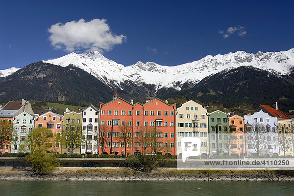 Häuserzeile von Mariahilf  Inn  Alpen  Karwendel  Altstadt  Innsbruck  Inntal  Tirol  Österreich  Europa