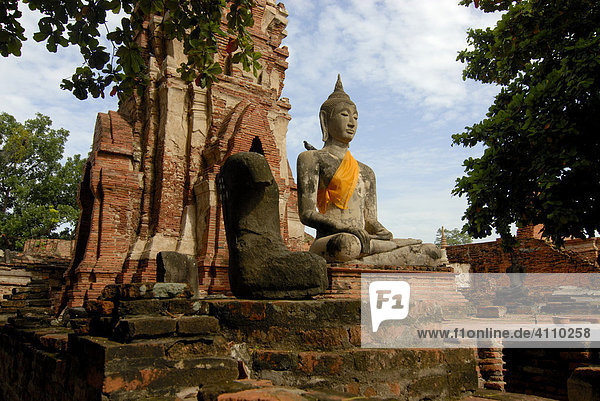 Statue  Buddha  Wat Mahathat Ayutthaya  Siam  Thailand  Asien