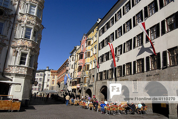 Herzog-Friedrich-Straße  Häuserzeile  Gasse  Altstadt  Innsbruck  Inntal  Tirol  Österreich  Europa