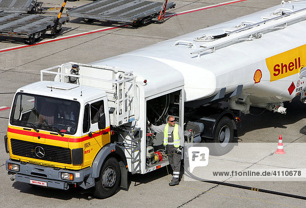 Shell Tanklastzug auf dem Berliner Flughafen Otto Lilienthal  Tegel  Berlin  Deutschland  Europa