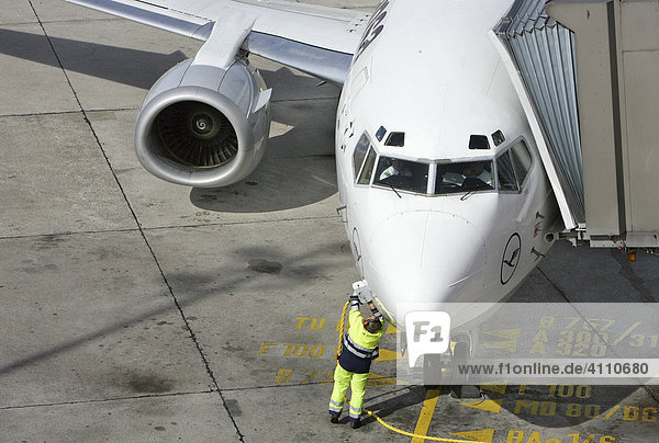 Passagierflugzeug wird betankt auf dem Berliner Flughafen Otto Lilienthal  Tegel  Berlin  Deutschland  Europa