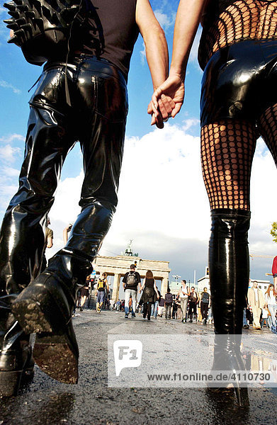Fetisch Paar spaziert händchenhaltend während der Loveparade zum Brandenburger Tor in Berlin  Deutschland