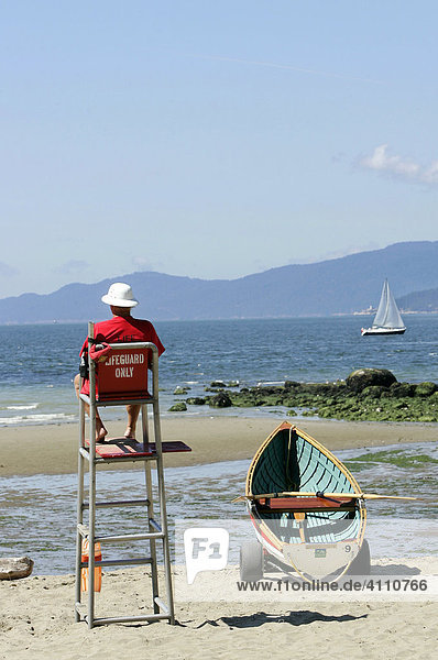 Rettungsschwimmer (Lifeguard) beobachtet von seinem Hochsitz aus die Pazifik Küste  Vancouver  Stanley Park  British Columbia  Kanada