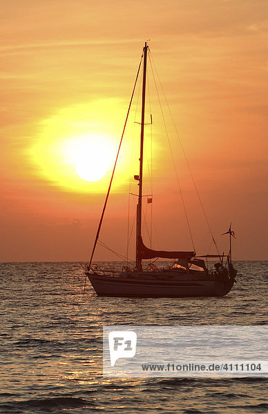 Segelboot im Sonnenaufgang an der Küste der Insel Koh Kradan - Andaman See  Thailand  Asien