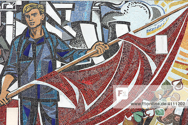 Sozialistisches Wandmosaik von Walter Womacka am Berliner Haus des Lehrers  Deutschland  Europa