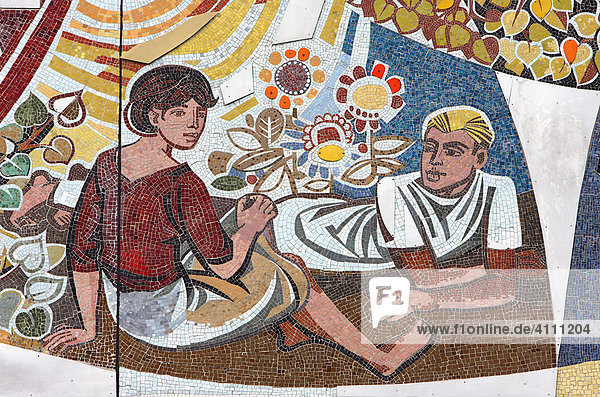 Sozialistisches Wandmosaik von Walter Womacka am Berliner Haus des Lehrers Deutschland Europa
