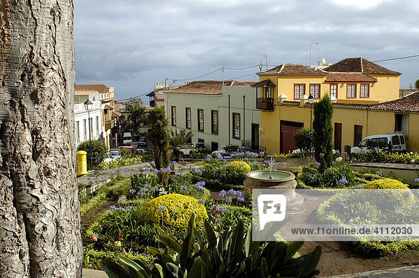 Platz mit Blumen und Brunnen vor dem Hospital de la Santisima Trinidad  La Orotava  Teneriffa  Kanarische Inseln  Spanien La Orotava