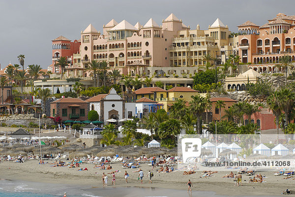 Einkaufszentrum (vorne)  Hotelanlage  Playa El Duque  Costa Adeje  Teneriffa  Kanarische Inseln  Spanien