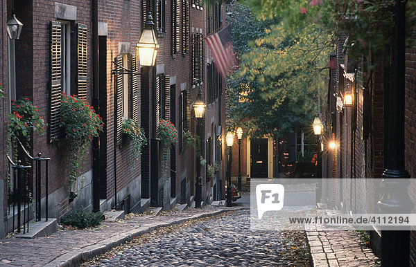 Acorn Street in der Dämmerung  Beacon Hill  Boston  Massachusetts  USA