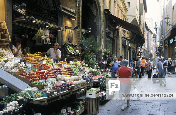 Altstadtgasse mit Obst- und Gemüsegeschäft  Bologna  Emilia Romagna  Italien