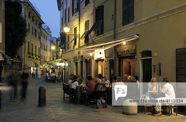 Altstadtstraße mit Straßencafé in der Dämmerung  Sestri Levante  Ligurien  Italien