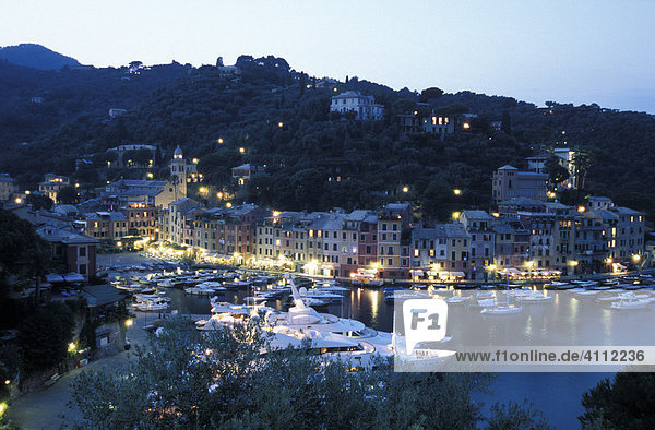 Blick auf Portofino in der Dämmerung  Ligurien  Riviera  Italien