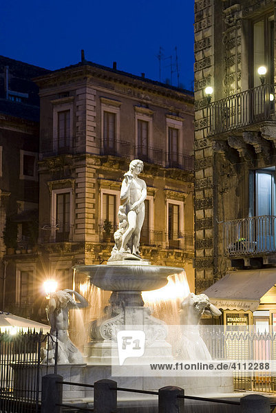 Brunnen beleuchtet bei Nacht  Piazza del Duomo  Catania  Sizilien  Italien