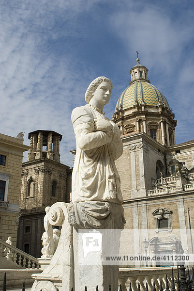 Piazza Pretoria mit Brunnenfigur und San Giuseppe dei Teatini  Palermo  Sizilien  Italien