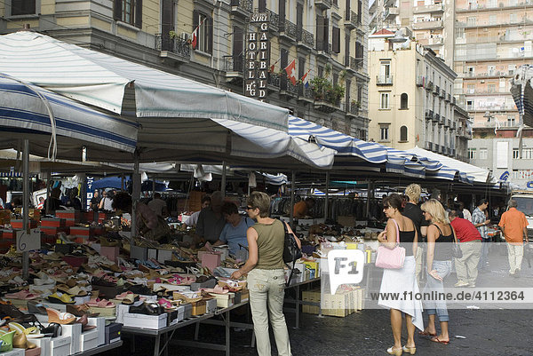 Markt Nähe Piazza G. Garibaldi  Neapel  Kampanien  Italien