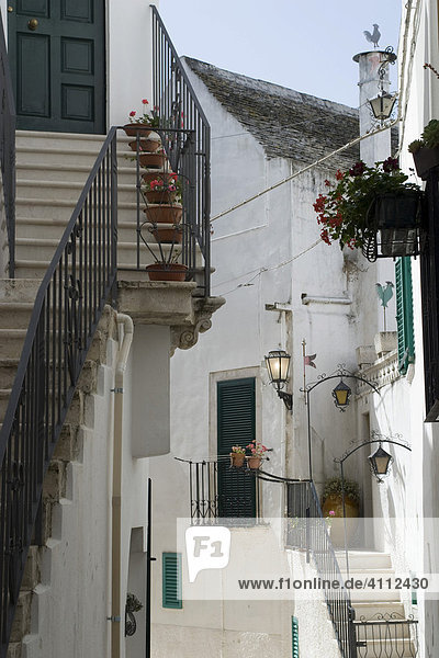 Weiße Altstadtgasse  Locortondo  Apulien  Italien