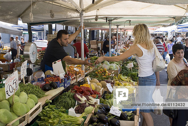 Gemüsestände  Wochenmarkt  Locortondo  Apulien  Italien