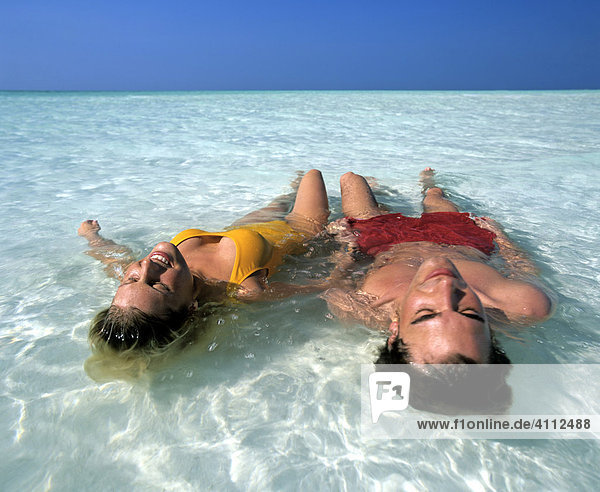 Junges Paar im seichten Wasser  Entspannung  Malediven