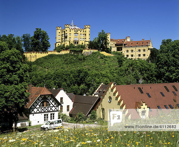 Schloss Hohenschwangau  vorne Hotel  Allgäu  Bayern  Deutschland