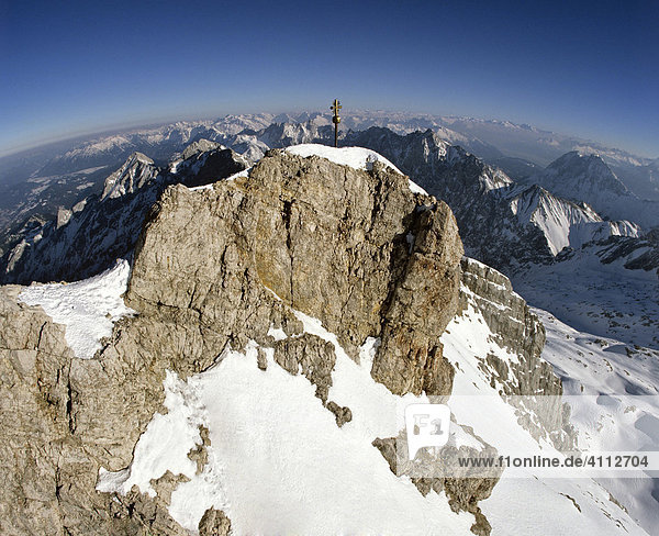 Zugspitze  Gipfelkreuz  2962 m  Fisheye-Objektiv. Wettersteingebirge  Werdenfels  Oberbayern  Deutschland
