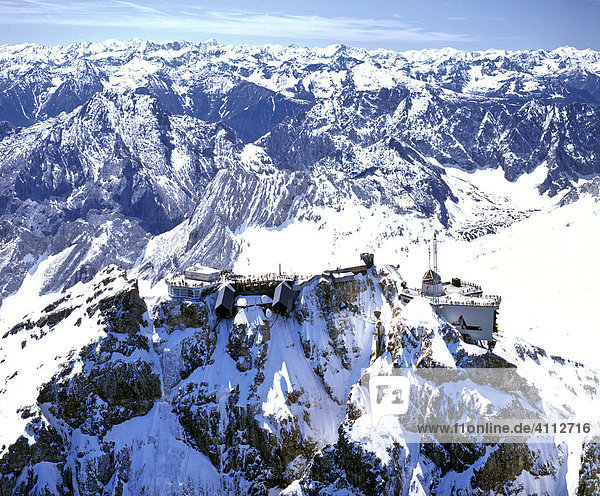 Zugspitze  Bergstation  Gipfel  Wettersteingebirge  Oberbayern  Deutschland  Luftbild