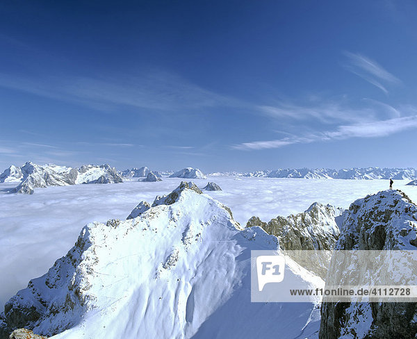 Karwendelgebirge  Panoramablick  Nebelmeer  Blick auf die Mieminger Kette und Stubaier Alpen  Oberbayern  Deutschland