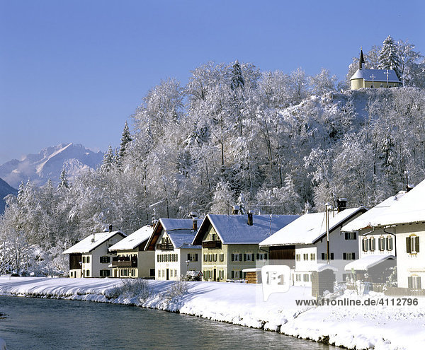 Eschenlohe an der Loisach  Winter  Loisachtal  Wettersteingebirge  Oberbayern  Deutschland