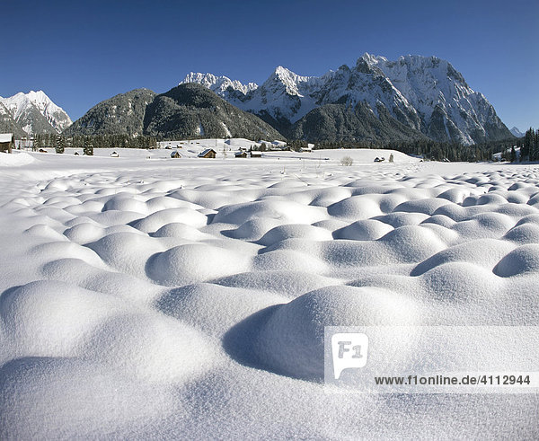 Winterlandschaft am Schmalensee  Schneehügel  Mittenwald  Karwendelgebirge  Oberbayern  Deutschland