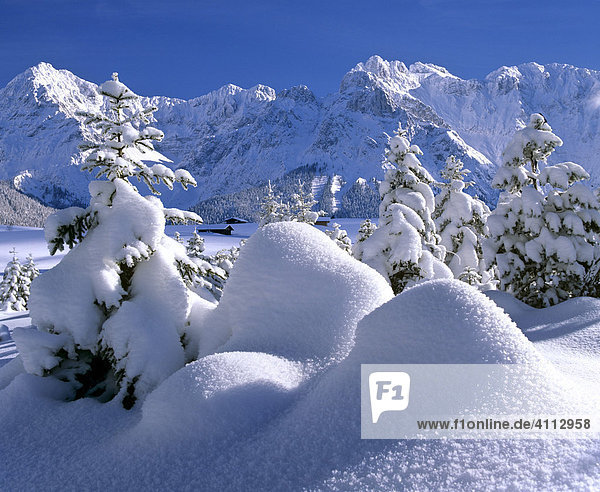 Verschneite Winterlandschaft  Winterzauber  Schneehügel  Winter  Karwendelgebirge  Oberbayern  Deutschland