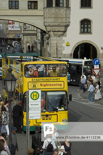 Doppeldeckerbus  Stadtrundfahrt München am Viktualienmarkt/Marienplatz  München  Bayern Deutschland