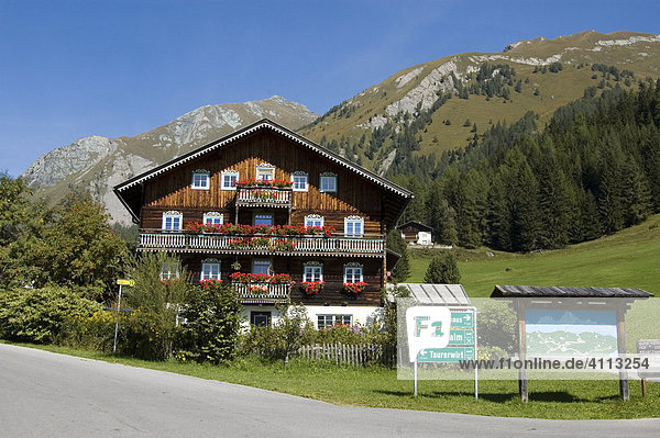 Bauernhaus mit Blumen an der Kalser Gr. Glockner Straße  Kals  Osttirol  Tirol  Österreich