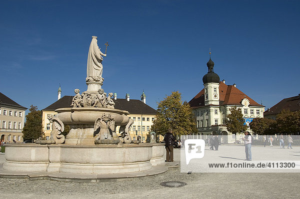 Brunnen und Rathaus am Papst-Benedikt-Platz im Wallfahrtsort Altötting  Oberbayern  Bayern Deutschland
