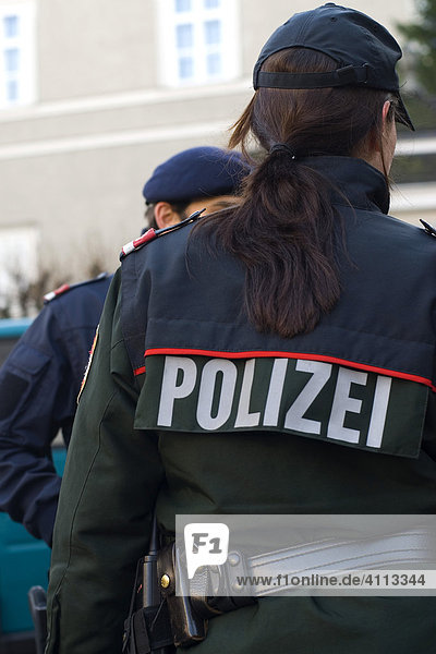 Österreichische Polizeibeamtin von hinten
