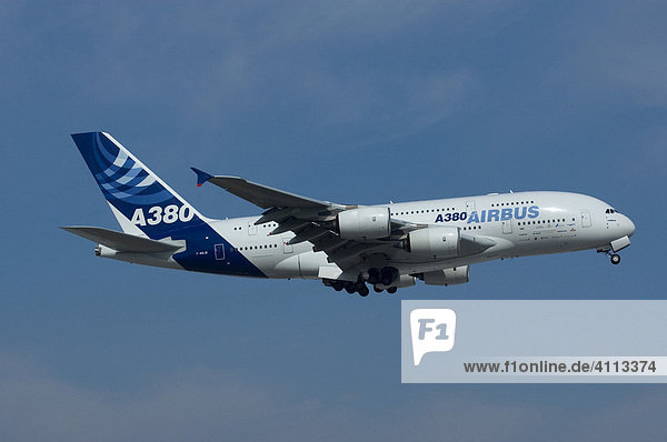 Airbus A380 im Anflug auf Franz-Josef-Strauß-Flughafen  München  Bayern  Deutschland