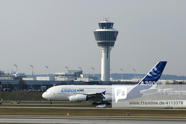 Landung des Airbus A380 am Franz-Josef-Strauß-Flughafen  München  Bayern  Deutschland