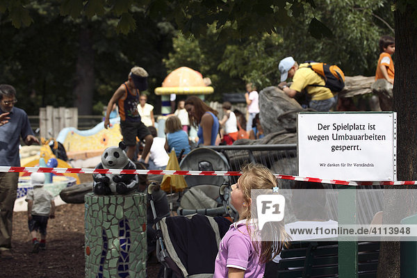 Kinderspielplatz in Schönbrunn an dem wegen Umbauarbeiten das Spielen verboten war - leider wurde dies nicht eingehalten  Wien  Österreich