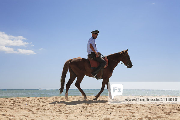 Reitender Polizist am Strand von Hammamet  Tunesien