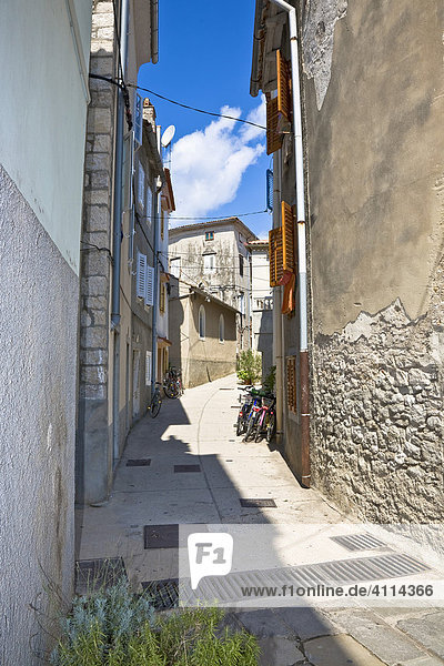 Schmale Gassen in der Altstadt von Cres  Insel Cres  Primorje - Gorski kotar  Kroatien