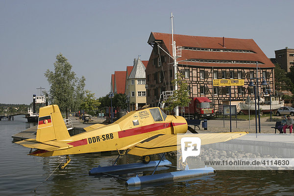 BRD Deutschland Mecklenburg Vorpommern Wolgast Hafen mit Flugzeug und Gebäuden im Hintergrund