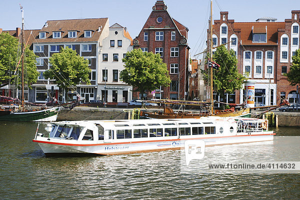BRD Deutschland Schleswig Holstein Hansestadt Lübeck an der Unteren Trave Ausflugsboot mit Touristen