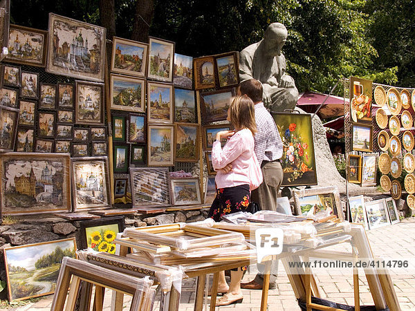 Ukraine Kiev Andrijivskyj road art market paintings customers tourists 2004