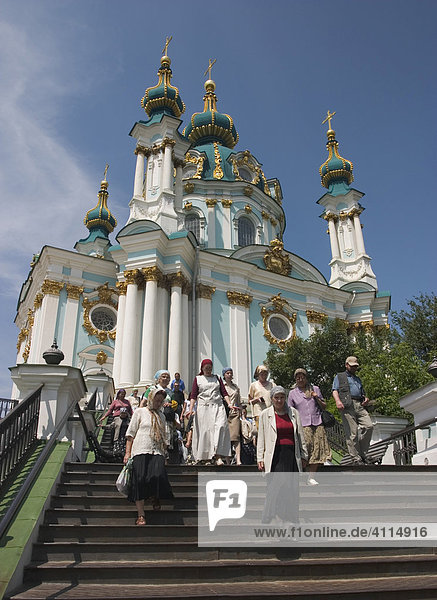 Ukraine Kiev St. Andreas Kirche erbaut 1212 in Holz 1744 in Stein Architekt F. Rastrelli blauer Himmel Sonne Besucher und Touristen gläubige Frauen 2004