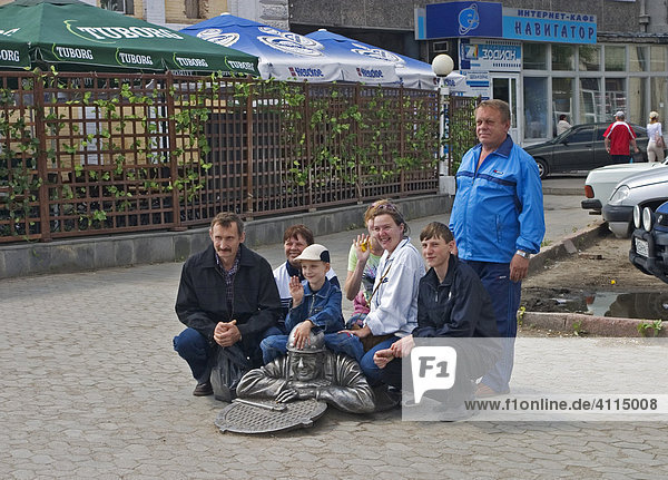 Familienfoto mit Russischer Familie am Lubinsky Prospekt  Omsk an den Flüssen Irtisch und Omka  Omsk  Sibirien  Russland  GUS  Europa