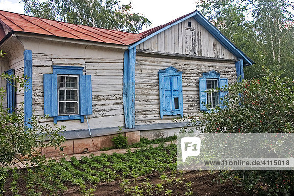 Altes Haus mit Garten neben der Kirche des Hl. Nicolai  Omsk an den Flüssen Irtisch und Omka  Omsk  Sibirien  Russland  GUS  Europa